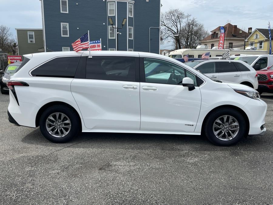 2021 Toyota Sienna LE FWD 8-Passenger (Natl) photo