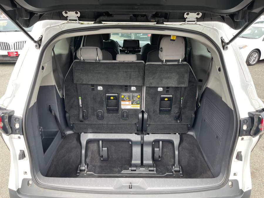 2021 Toyota Sienna LE FWD 8-Passenger (Natl) photo