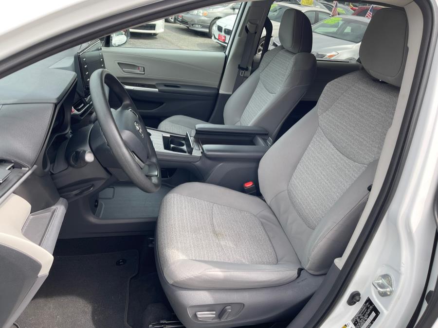 2021 Toyota Sienna LE FWD 8-Passenger (Natl) photo