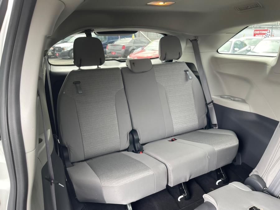 2021 Toyota Sienna LE FWD 8-Passenger (Natl) photo