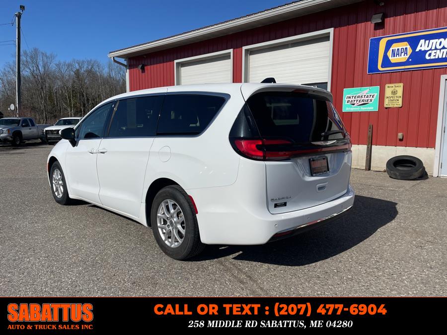 2023 Chrysler Pacifica Touring L FWD photo