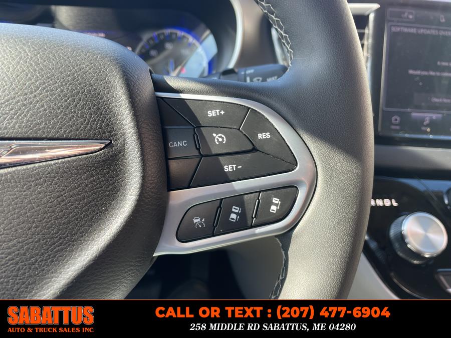 2023 Chrysler Pacifica Touring L FWD photo