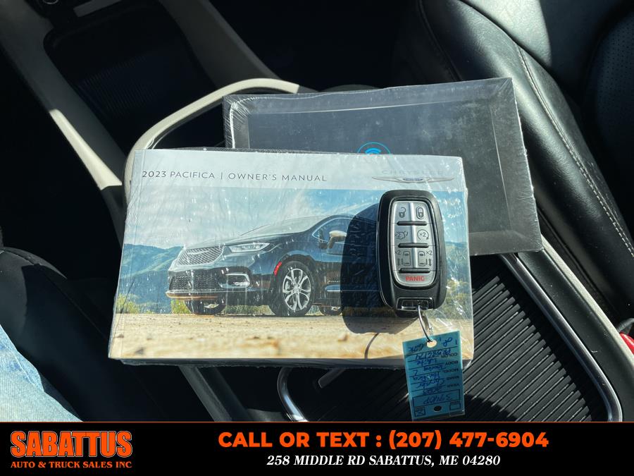 2023 Chrysler Pacifica Touring L FWD photo