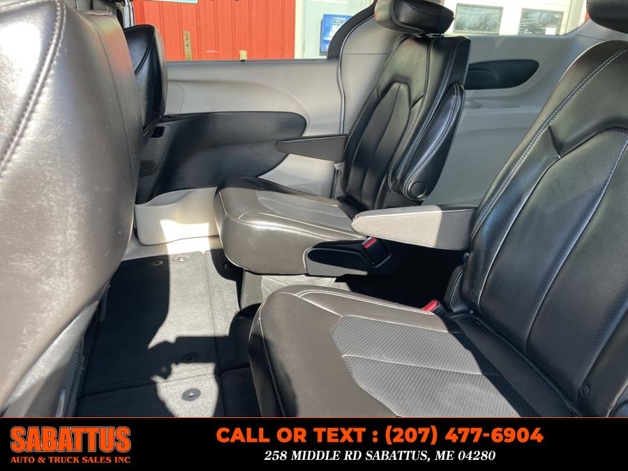 2023 Chrysler Pacifica Touring L FWD photo