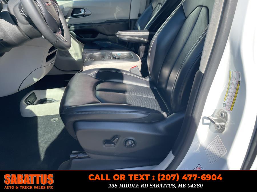 2023 Chrysler Pacifica Touring L FWD photo