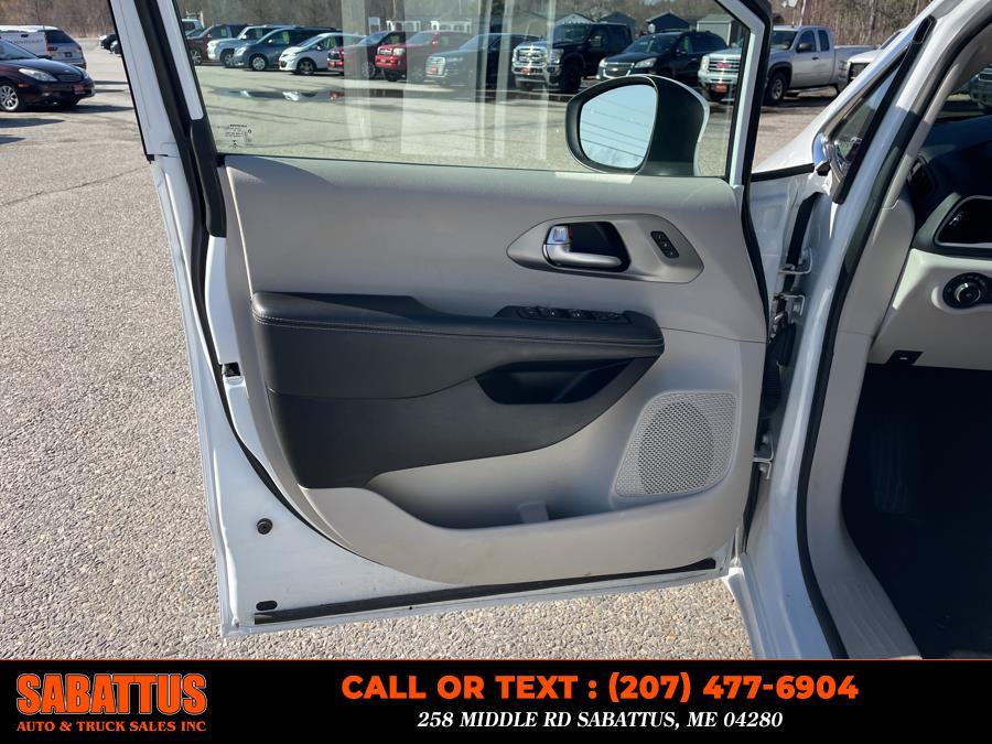 2023 Chrysler Pacifica Touring L FWD photo