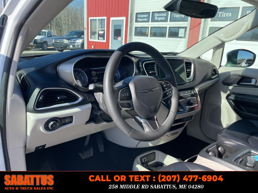2023 Chrysler Pacifica Touring L FWD photo