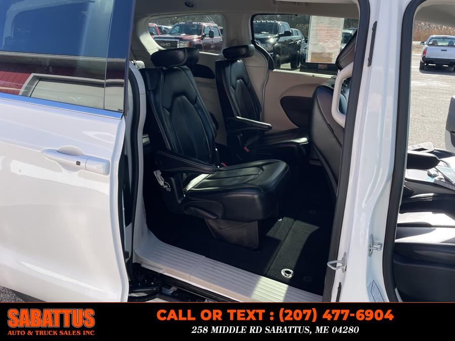 2023 Chrysler Pacifica Touring L FWD photo