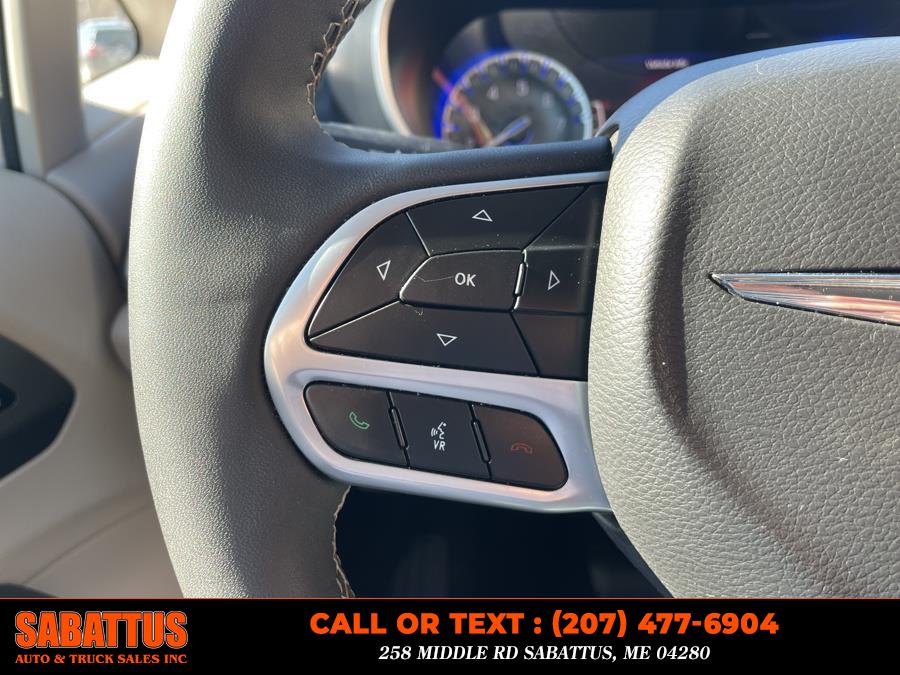 2023 Chrysler Pacifica Touring L FWD photo