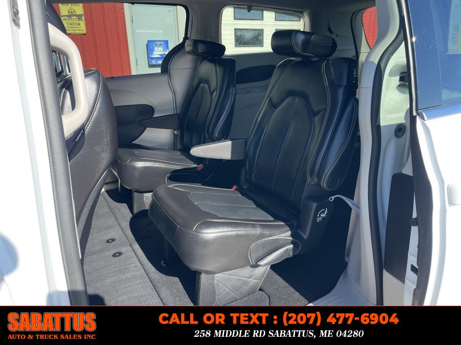 2023 Chrysler Pacifica Touring L FWD photo