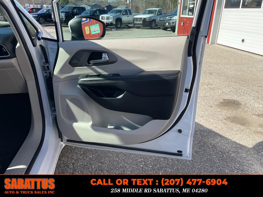 2023 Chrysler Pacifica Touring L FWD photo