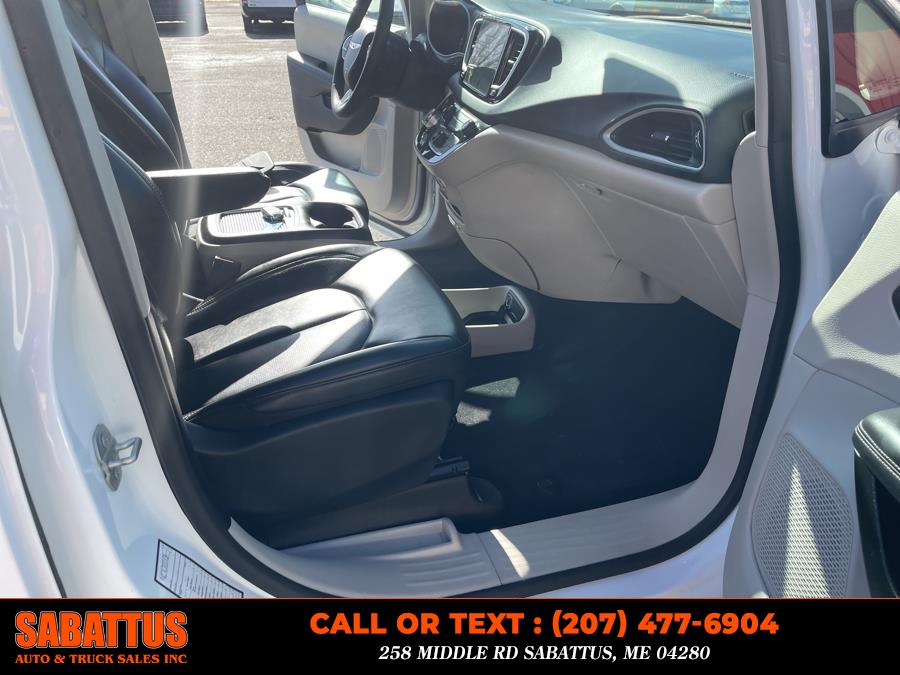 2023 Chrysler Pacifica Touring L FWD photo