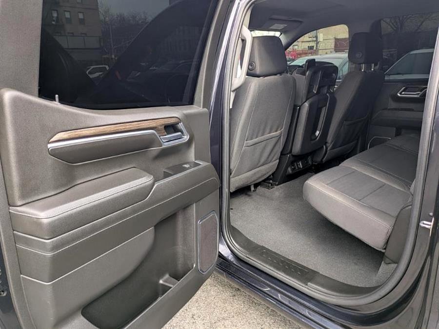 2022 Chevrolet Silverado 1500 2WD Crew Cab 147 RST photo