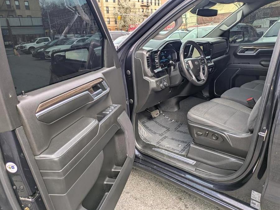 2022 Chevrolet Silverado 1500 2WD Crew Cab 147 RST photo