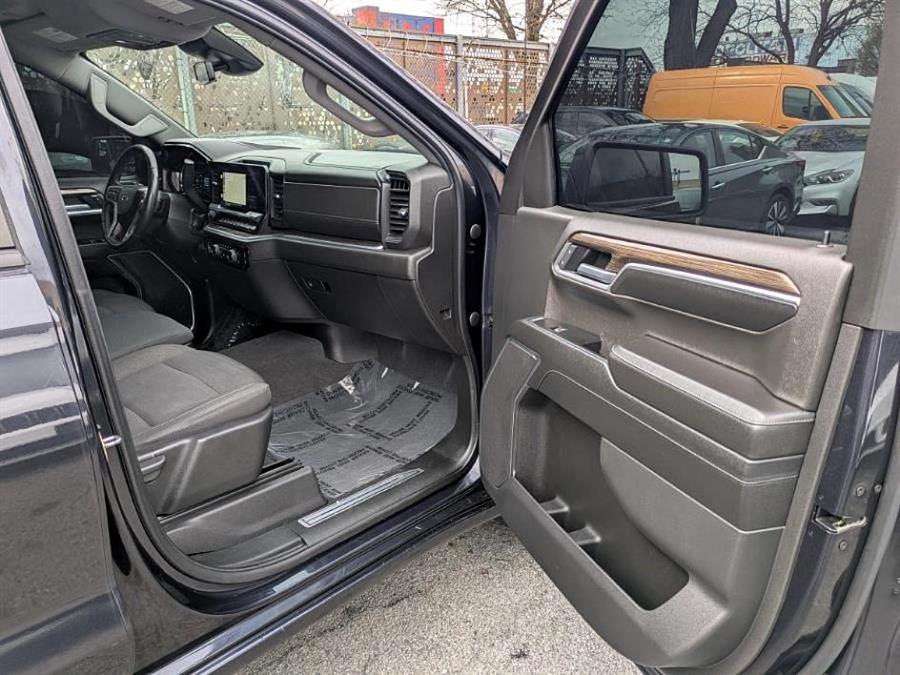 2022 Chevrolet Silverado 1500 2WD Crew Cab 147 RST photo