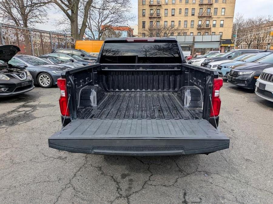 2022 Chevrolet Silverado 1500 2WD Crew Cab 147 RST photo