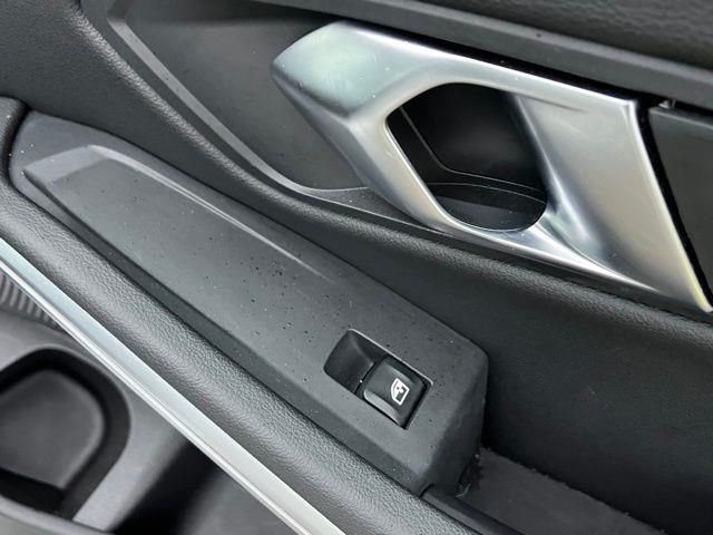 2024 BMW 3-Series 330i photo