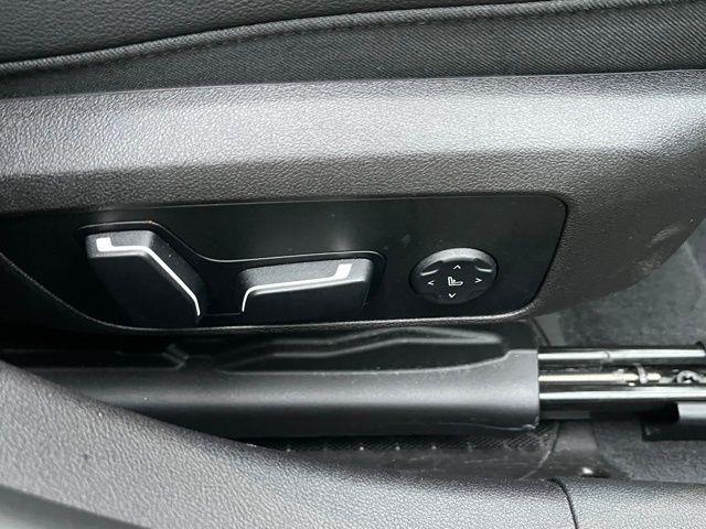 2024 BMW 3-Series 330i photo