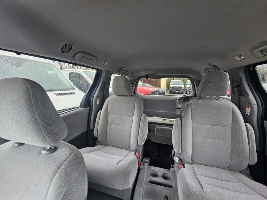 2018 Toyota Sienna LE Mobility FWD 7-Passenger Mo photo