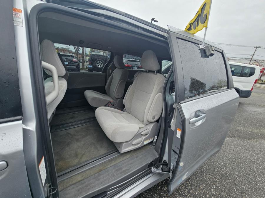 2018 Toyota Sienna LE Mobility FWD 7-Passenger Mo photo