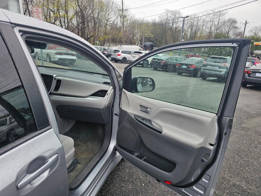 2018 Toyota Sienna LE Mobility FWD 7-Passenger Mo photo