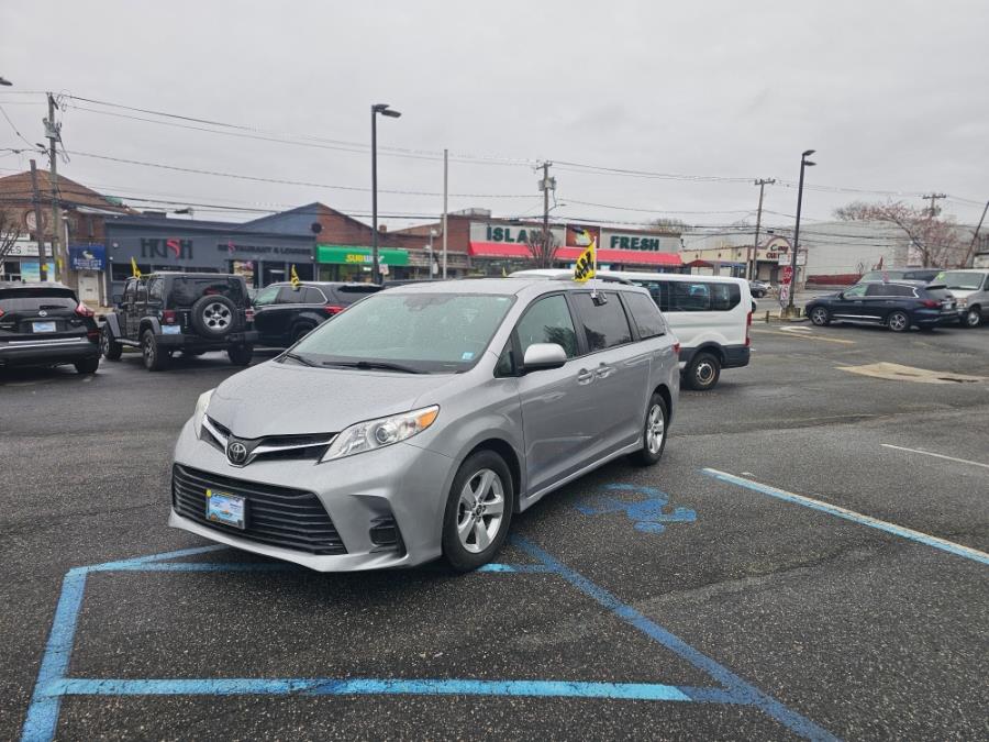 2018 Toyota Sienna LE Mobility FWD 7-Passenger Mo photo
