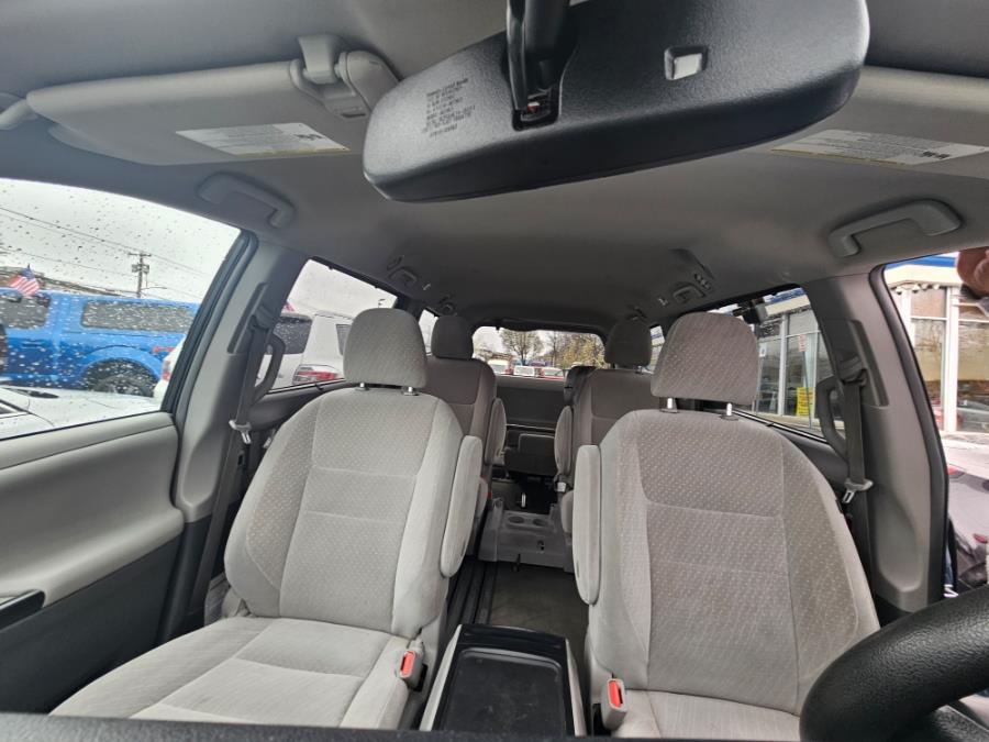 2018 Toyota Sienna LE Mobility FWD 7-Passenger Mo photo