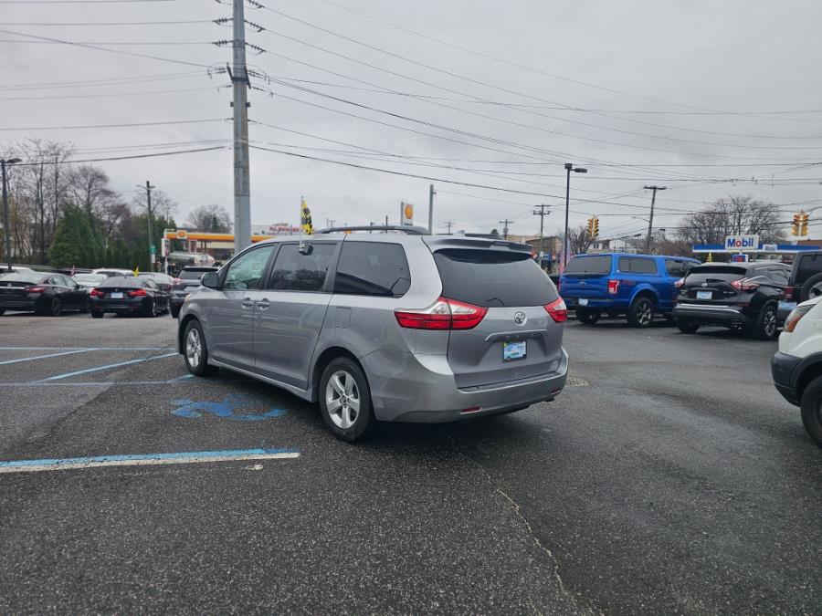 2018 Toyota Sienna LE Mobility FWD 7-Passenger Mo photo