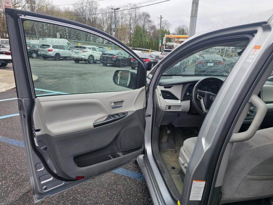 2018 Toyota Sienna LE Mobility FWD 7-Passenger Mo photo