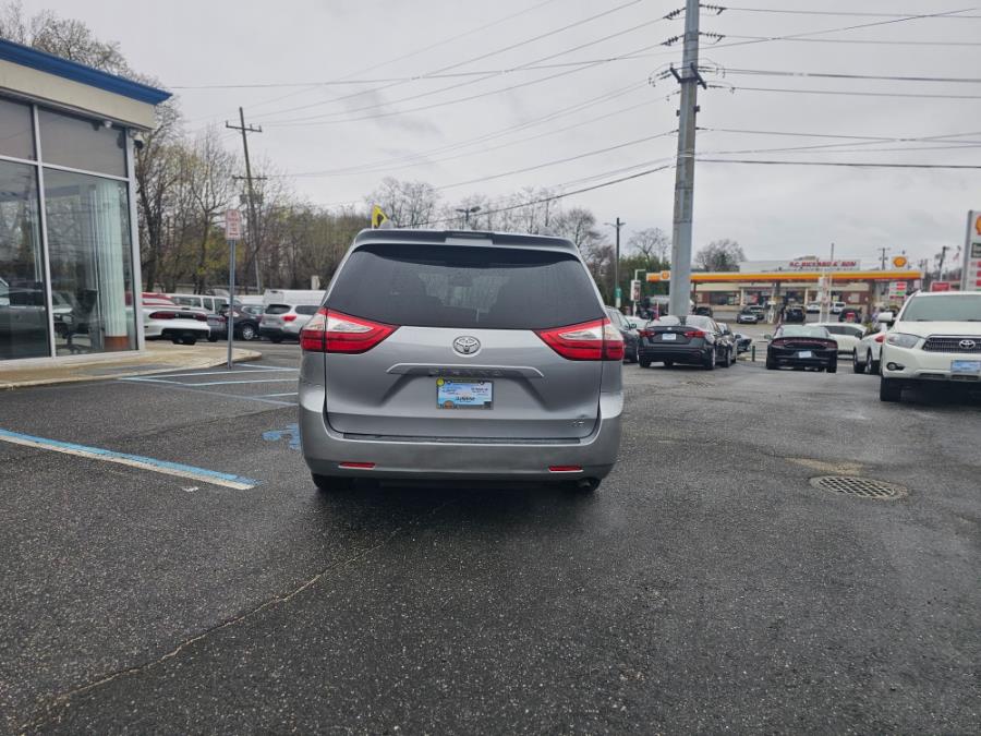 2018 Toyota Sienna LE Mobility FWD 7-Passenger Mo photo
