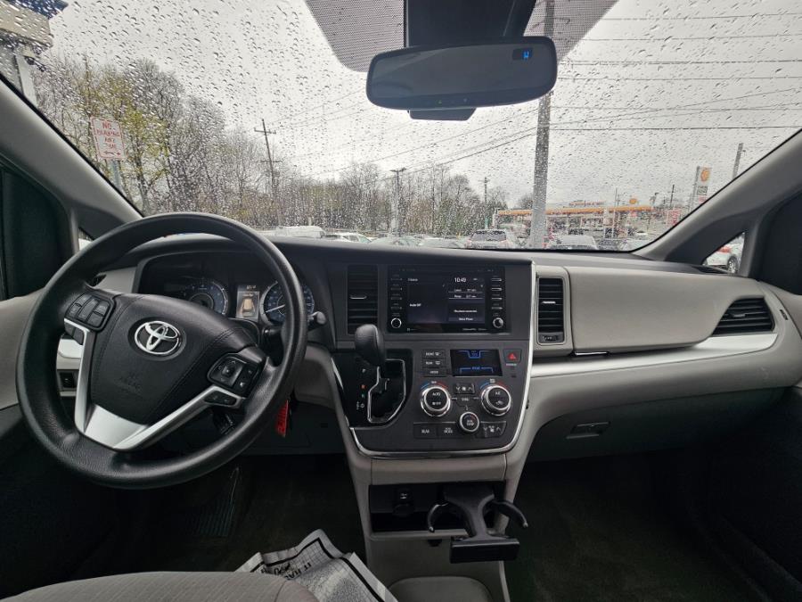2018 Toyota Sienna LE Mobility FWD 7-Passenger Mo photo