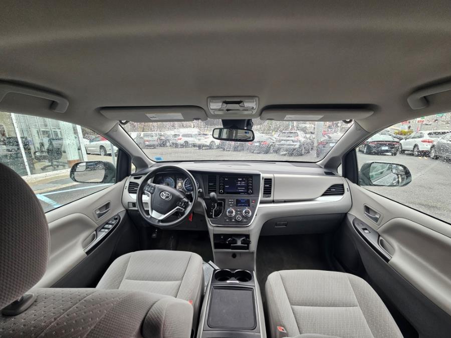 2018 Toyota Sienna LE Mobility FWD 7-Passenger Mo photo