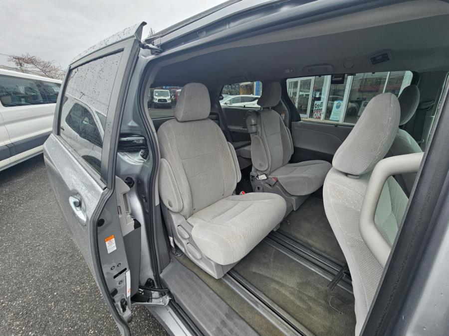 2018 Toyota Sienna LE Mobility FWD 7-Passenger Mo photo