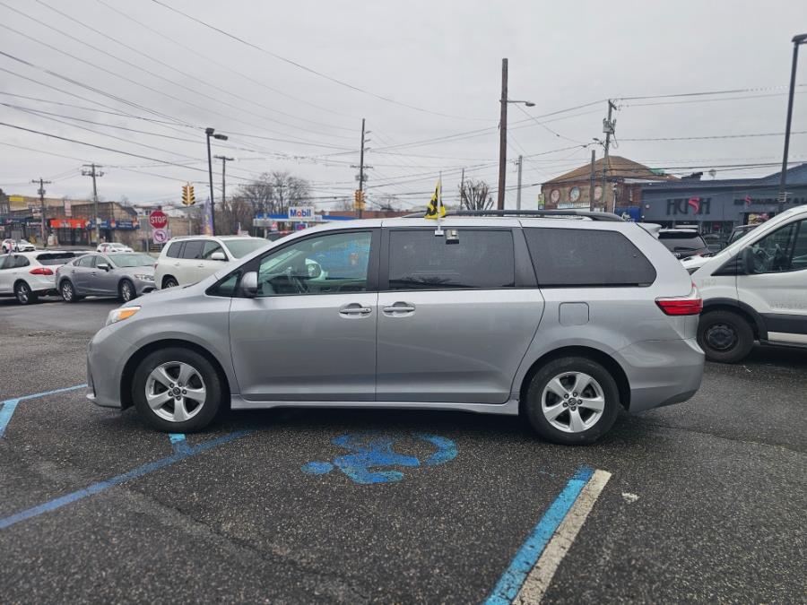 2018 Toyota Sienna LE Mobility FWD 7-Passenger Mo photo