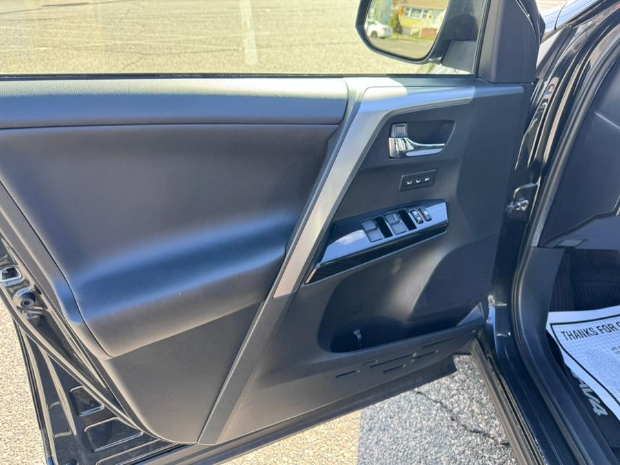 2017 Toyota RAV4 Hybrid Limited AWD (Natl) photo