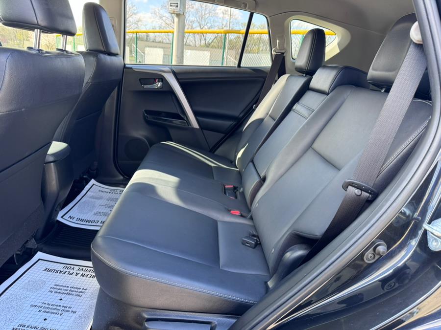 2017 Toyota RAV4 Hybrid Limited AWD (Natl) photo