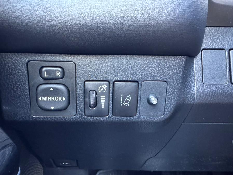 2017 Toyota RAV4 Hybrid Limited AWD (Natl) photo