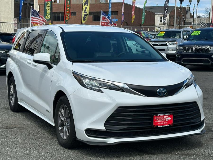 2021 Toyota Sienna LE FWD 8-Passenger (Natl) photo