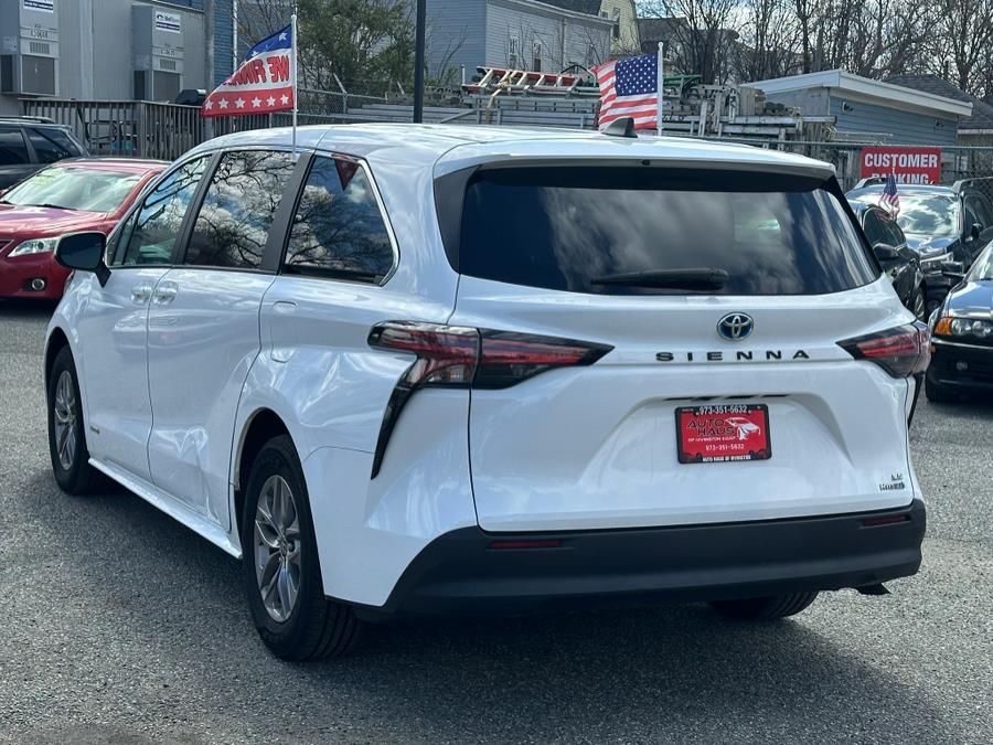 2021 Toyota Sienna LE FWD 8-Passenger (Natl) photo