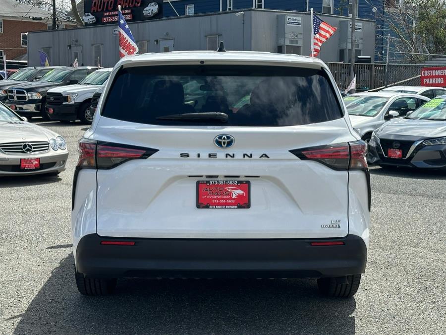 2021 Toyota Sienna LE FWD 8-Passenger (Natl) photo