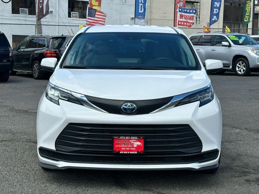2021 Toyota Sienna LE FWD 8-Passenger (Natl) photo