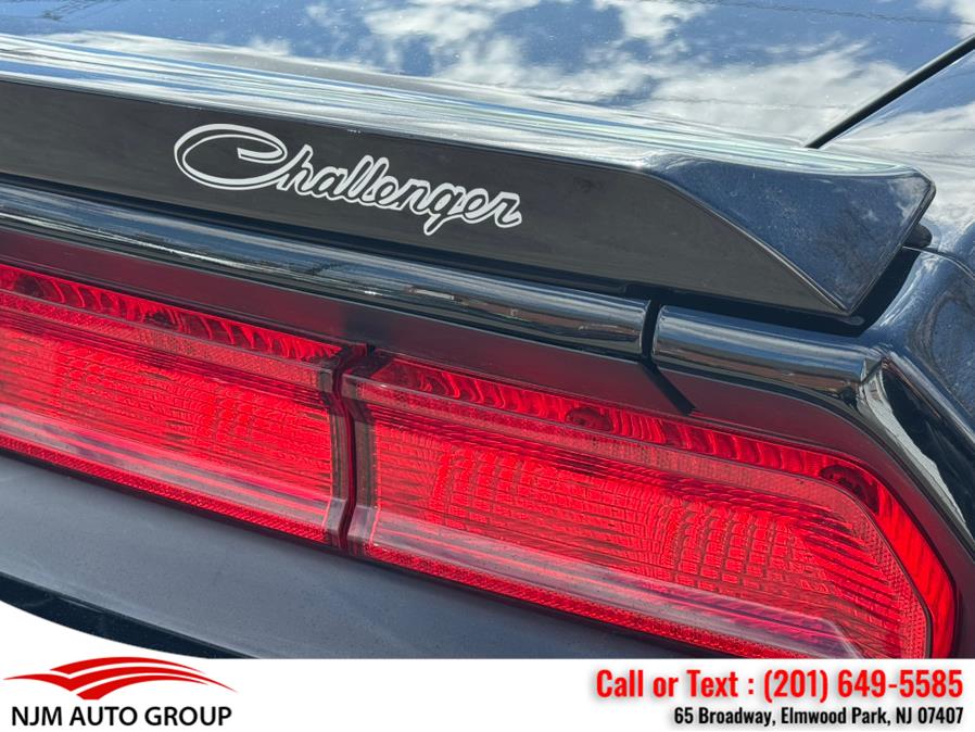 2014 Dodge Challenger SXT photo