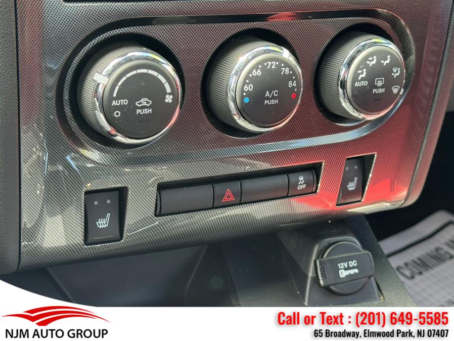 2014 Dodge Challenger SXT photo