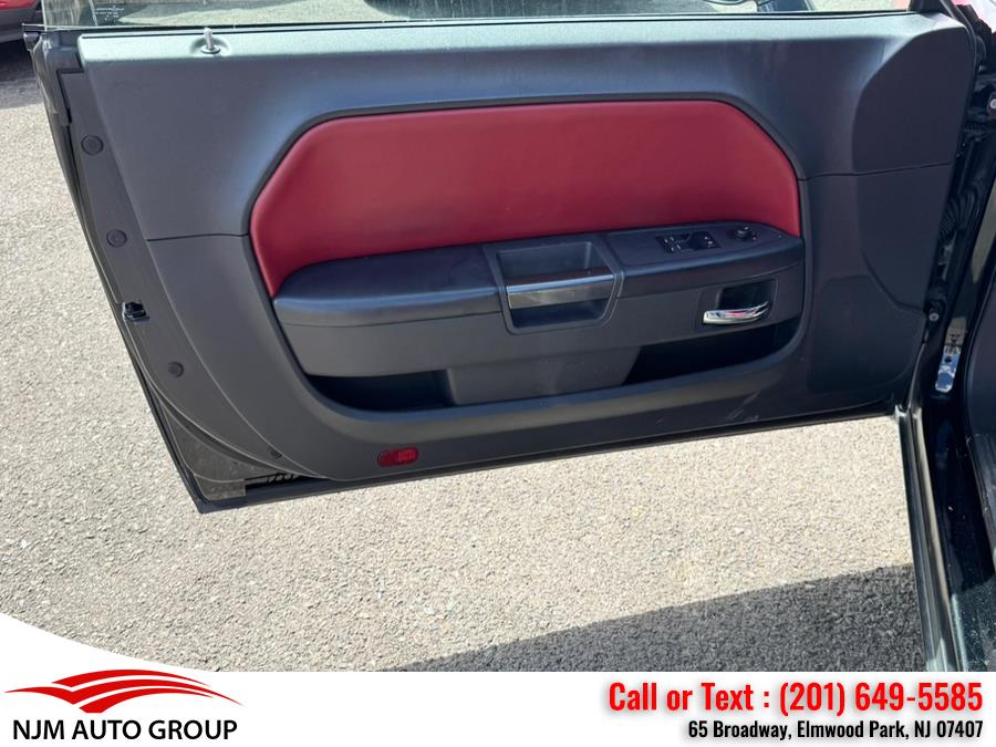 2014 Dodge Challenger SXT photo