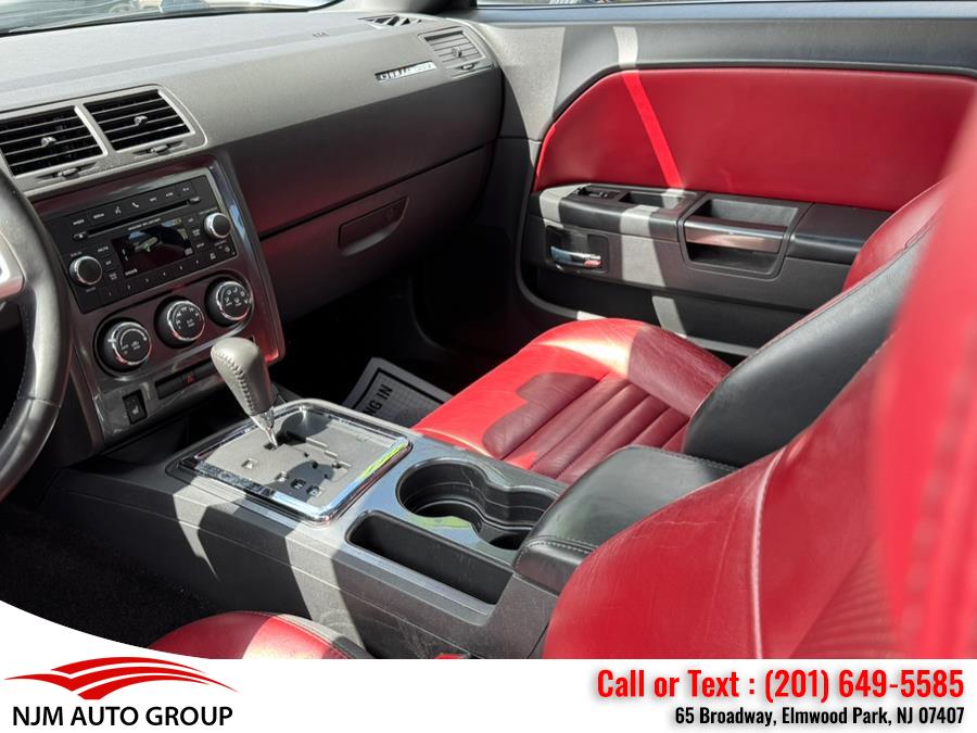 2014 Dodge Challenger SXT photo