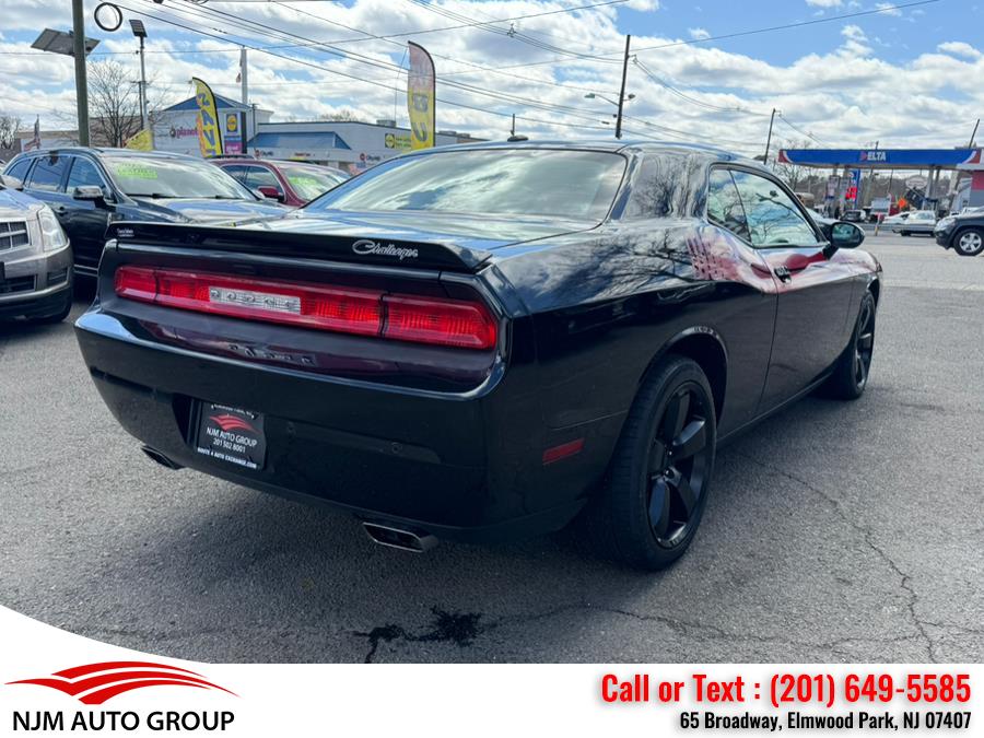 2014 Dodge Challenger SXT photo