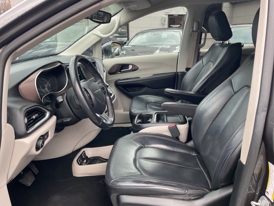 2018 Chrysler Pacifica Touring L FWD photo