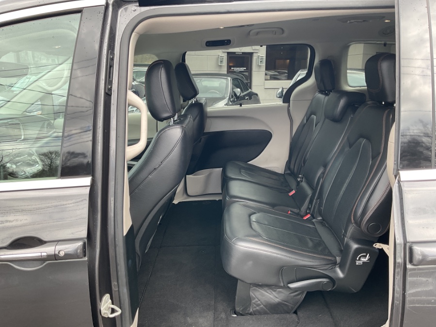 2018 Chrysler Pacifica Touring L FWD photo