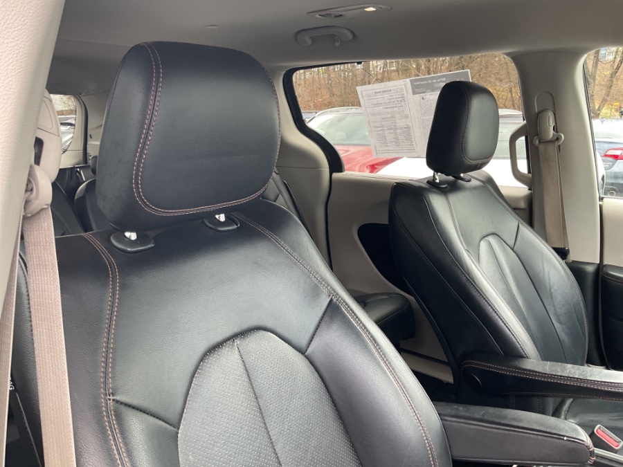 2018 Chrysler Pacifica Touring L FWD photo