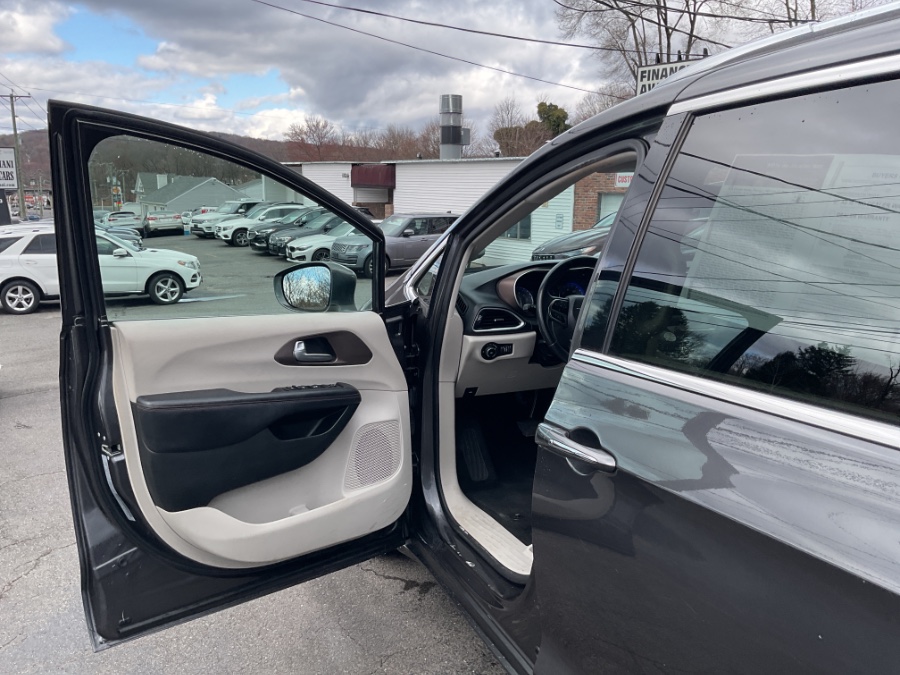 2018 Chrysler Pacifica Touring L FWD photo